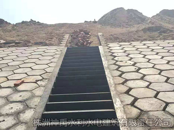 水庫(kù)堤壩施工現(xiàn)場(chǎng)